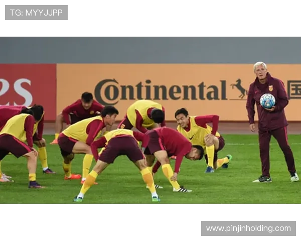 中国足球队迎战日本队备战亚洲杯 全力争取小组头名冲击四强 中国足球队迎战日本队备战亚洲杯 全力争取小组头名冲击四强