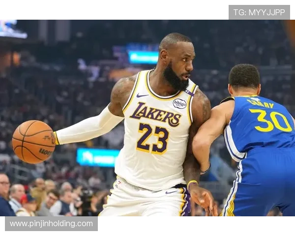 詹姆斯率湖人逆转勇士全场轰下三双引爆NBA新赛季焦点大战