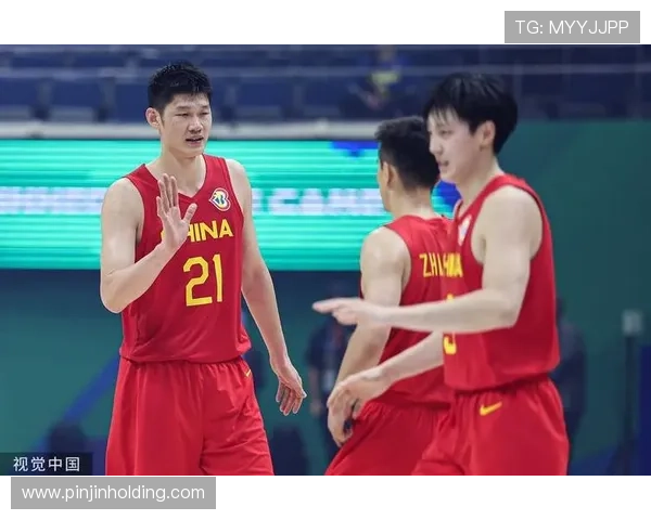 中国男篮逆转取胜，成功挺进世界杯八强，展现强大韧性与团队合作精神